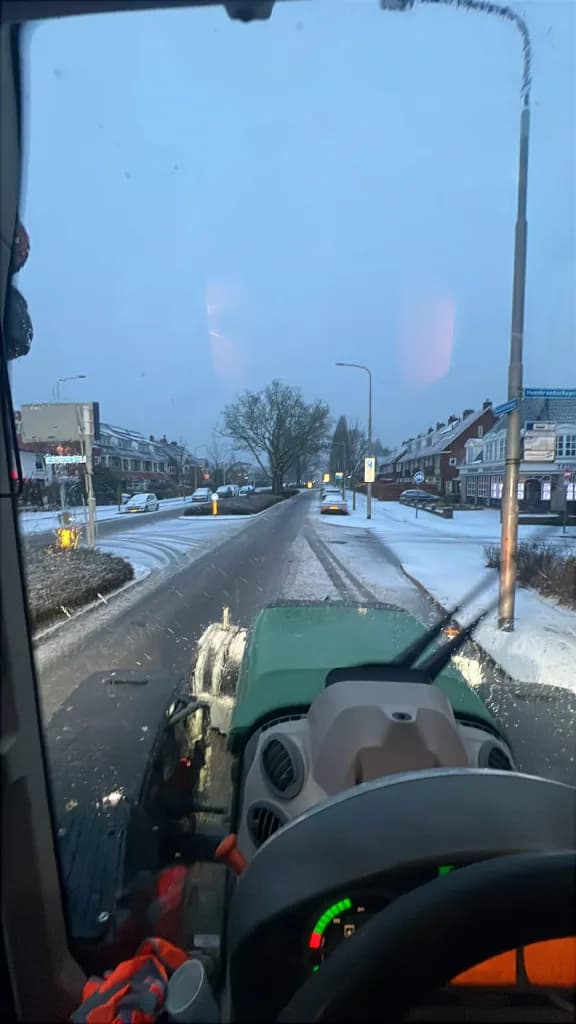 Sneeuwschuiven vanuit de trekkercabine