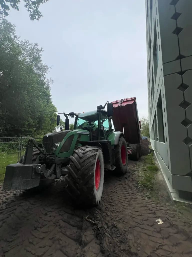 Fendt trekker met kipper op de werklocatie